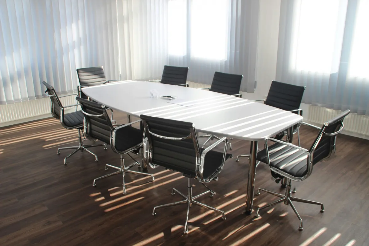 Büroreinigung Salzburg mit TopCleaners – heller Besprechungsraum mit Konferenztisch