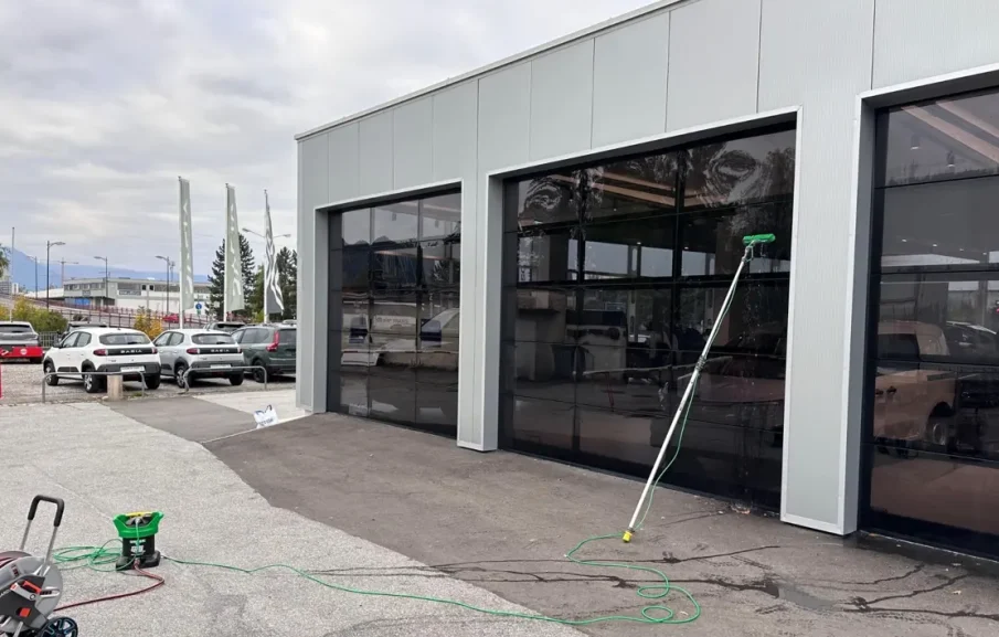 Fensterreinigung – Glasfront Autohaus Sonleitner Fensterreinigung Salzburg – Außenreinigung großer Fensterflächen eines Autohauses mit Teleskopstange und Reinigungssystem