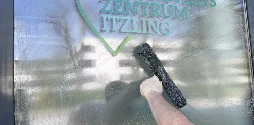 Fensterreinigung Salzburg – Gesundheitszentrum Itzling Fensterreinigung Salzburg – Fensterpflege mit einem Einwascher am Gesundheitszentrum Itzling