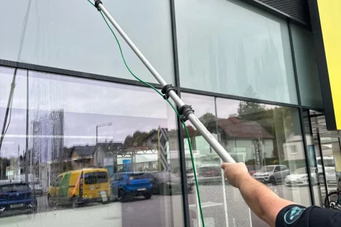 Fensterreinigung – Außenfenster mit Teleskopbürste Fensterreinigung Salzburg – TopCleaners reinigt große Außenfenster mit einer wasserführenden Teleskopbürste